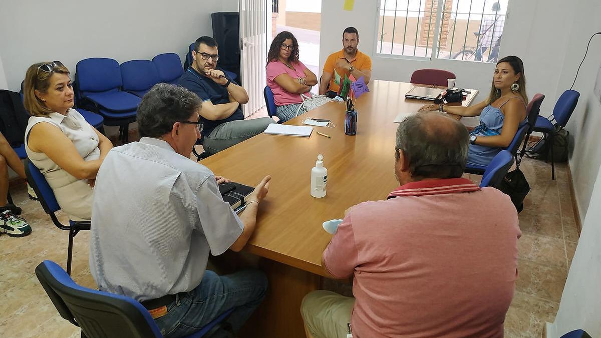 Ahumada, en la sede de IU en Marbella, en la reunión con trabajadores del hotel Don Carlos.