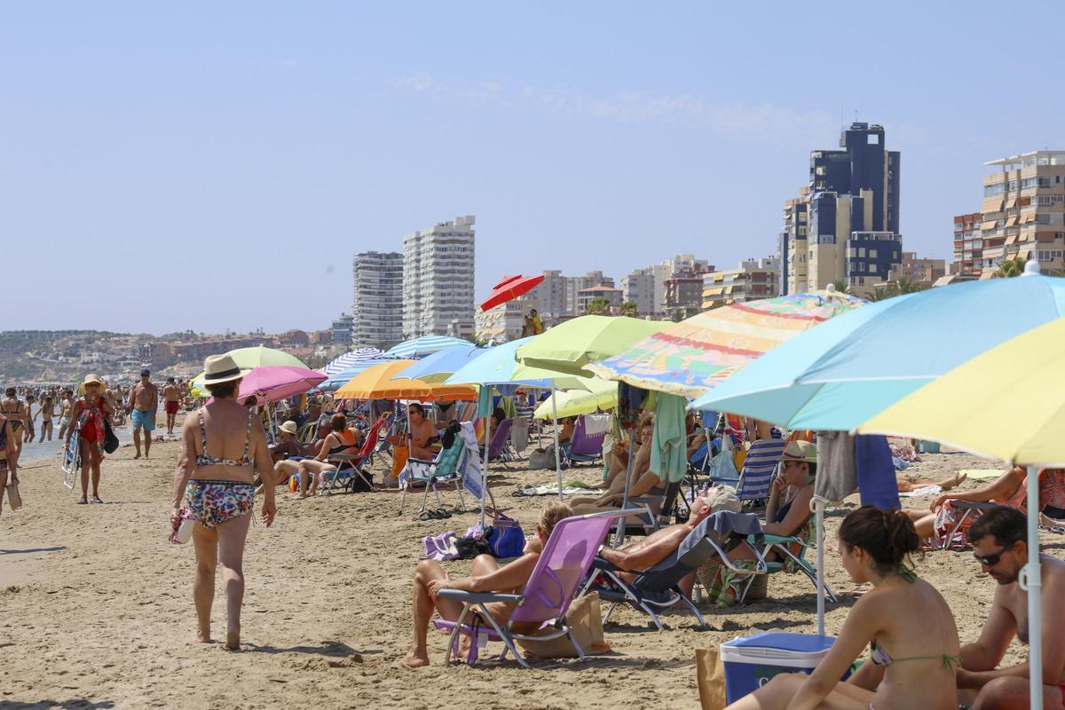 Turistas disfrutando este mes de agosto de la playa de San Juan.