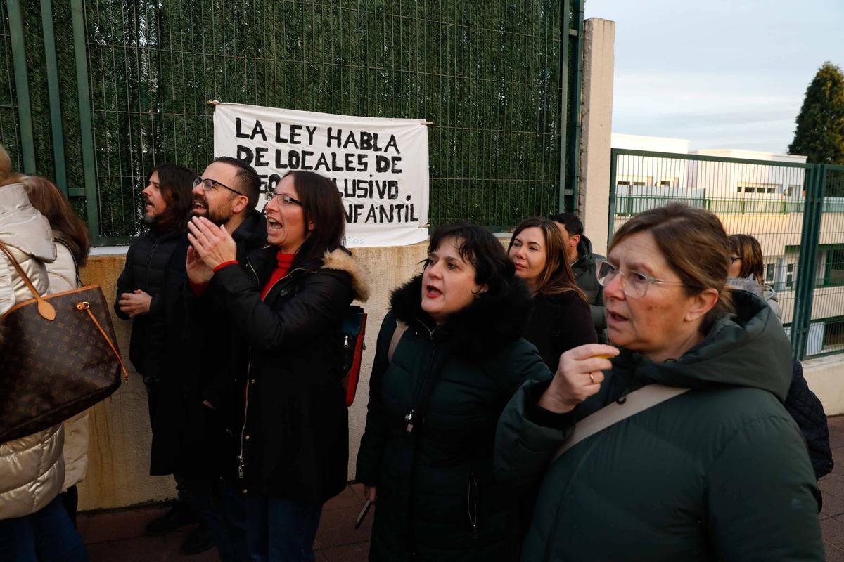 Trabajadores del centro y familias, en un momento de la concentración en Jardín de Cantos.. PROTESTA. GUARDERIA DE JARDIN DE CANTOS. COLEGIO VIRGEN DE LAS MAREAS
