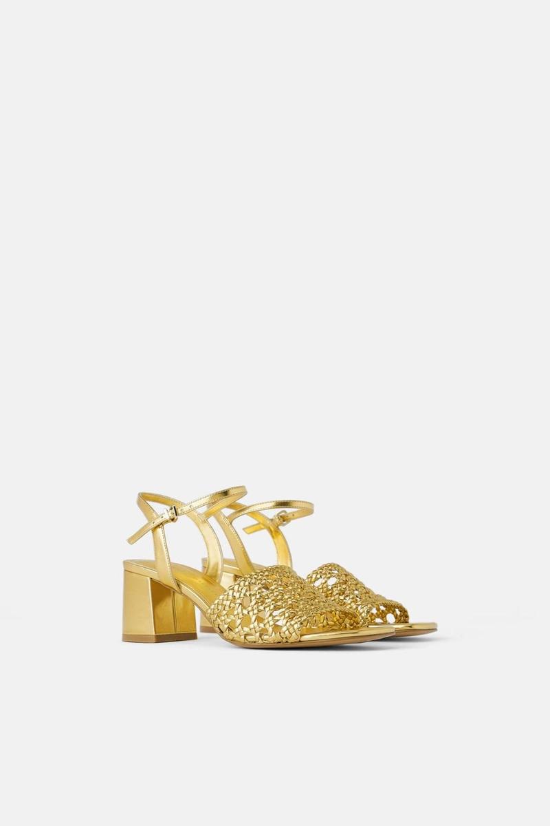Sandalias doradas trenzadas de Zara