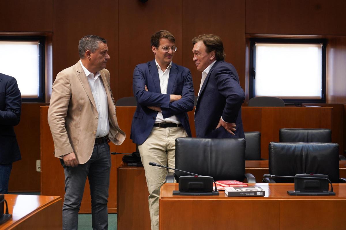 Fernando Sabés (PSOE), Jorge Pueyo (CHA) y Tomás Guitarte (Teruel Existe), en la comisión de Medio Ambiente.