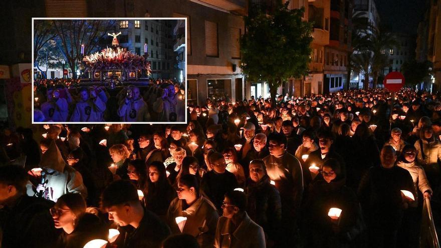 Miles de personas acompañan con velas al 