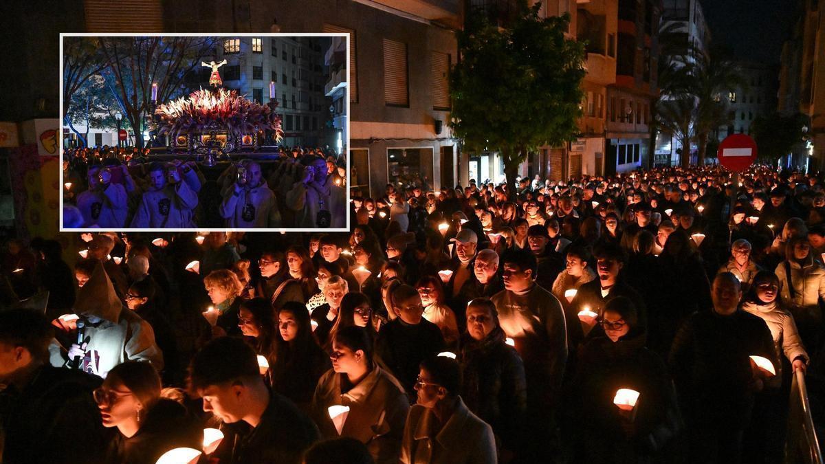 Miles de personas acompañan con velas al "Cristico" de Zalamea en el silencio y la oscuridad de las calles de Elche