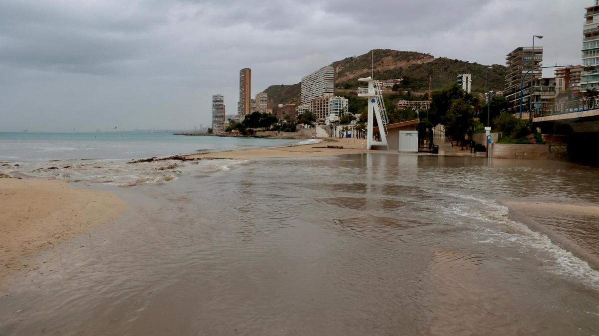 La playa de la Albufereta, bajo el agua tras el episodio de lluvias en Alicante