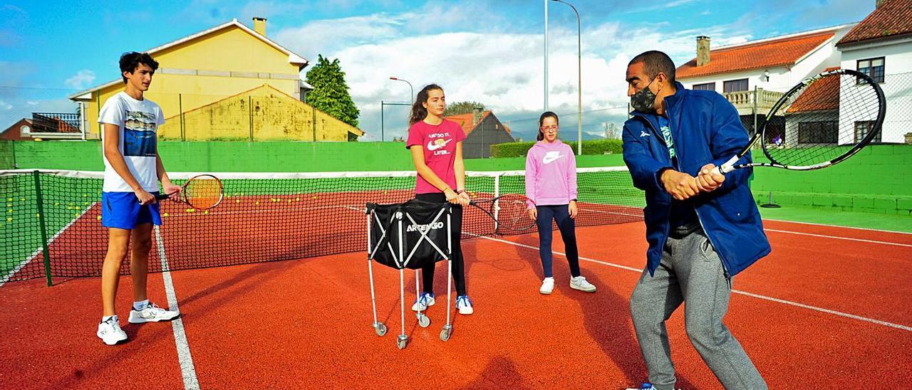 Deportes individuales como el tenis han notado un ligero aumento de practicantes. |  // I. ABELLA