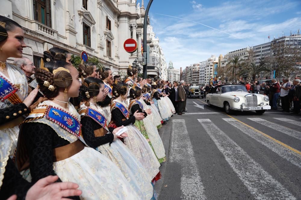 Salida de la ronda fallera de coches antiguos desde la plaza del Ayuntamiento de València.