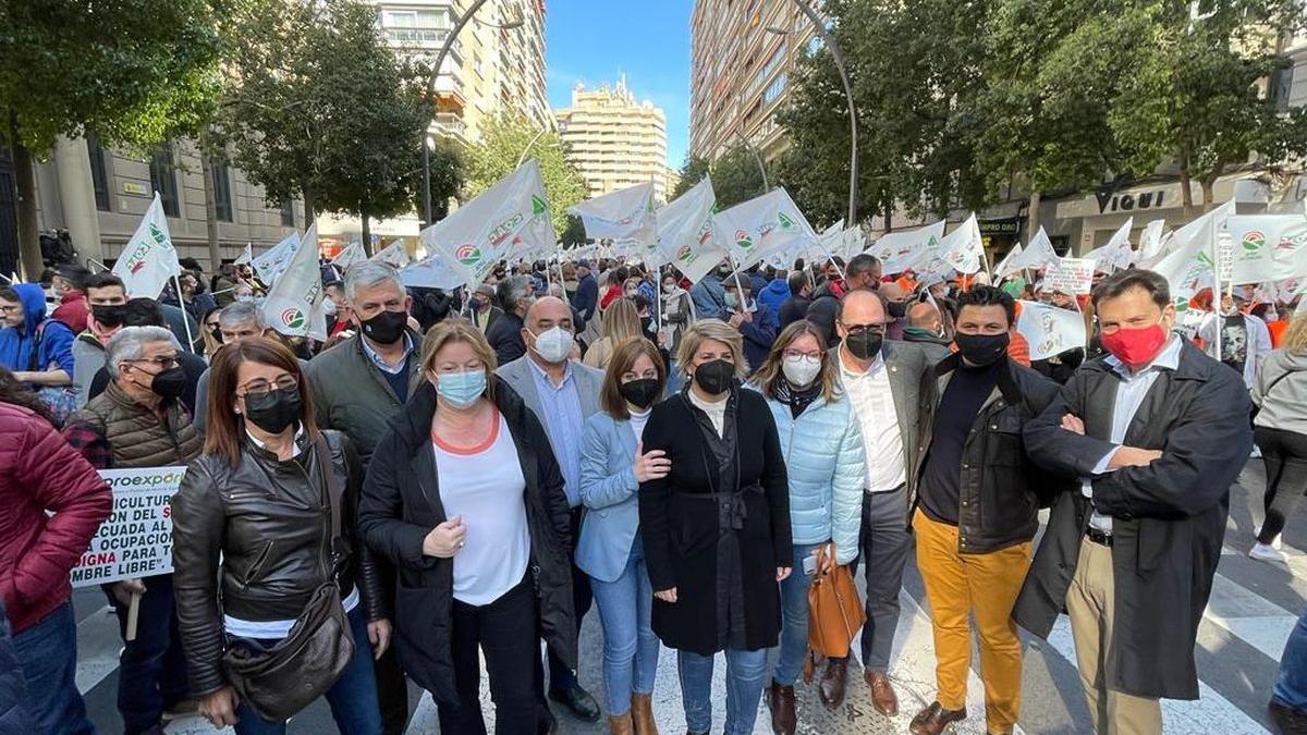 Ana Serna junto a la alcaldesa de Cartagena y cargos del PP en la marcha