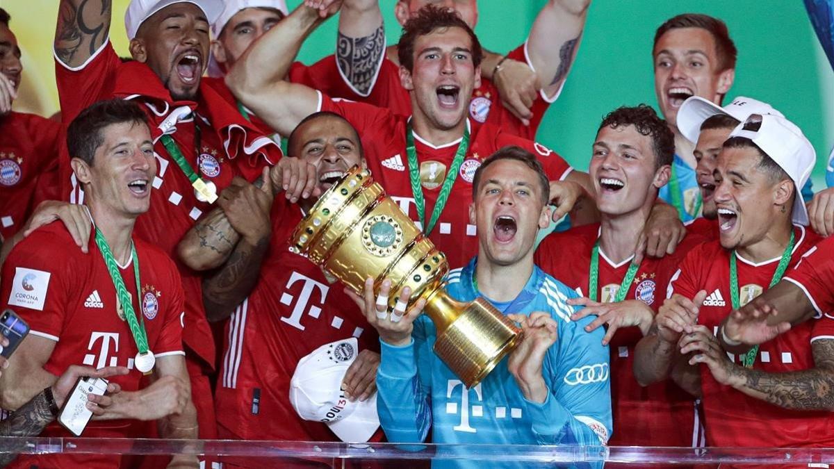 Manuel Neuer alza al cielo de Berlín la Copa conquistada por el Bayern.