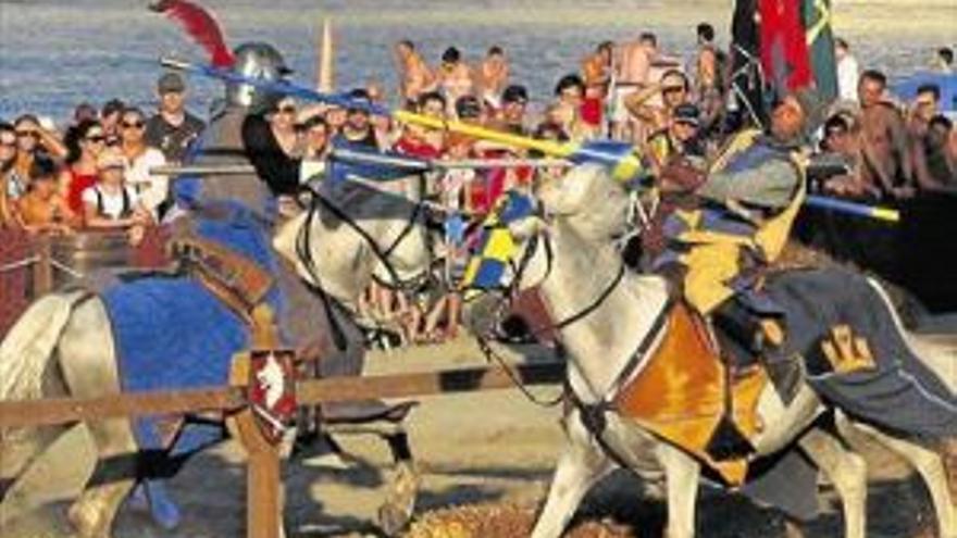 Caballeros del medievo se baten en duelo en la playa de Peñíscola