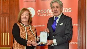 La presidente de la Airef, Cristina Herrero, recibe la Gran Cruz del Consejo General de Economistas de España, de manos de su presidente, Valentí Pich.