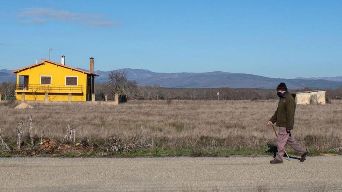 Un hombre camina por Molezuelas de la Carballeda.