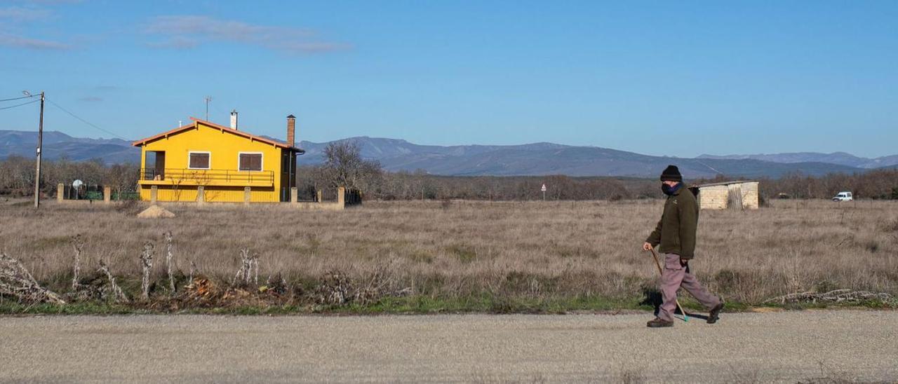 Un hombre camina por Molezuelas de la Carballeda.