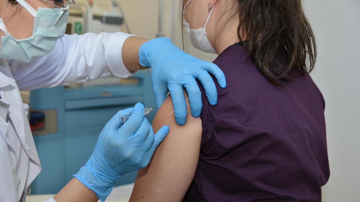 Una voluntaria se somete a una inyección de la vacuna de Sinovac