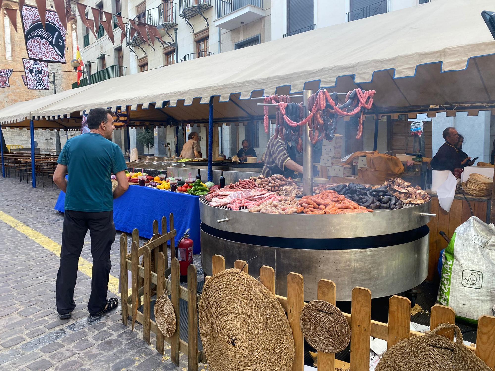 El Mercado Medieval de Sagunt vuelve a llenar de vida su casco antiguo