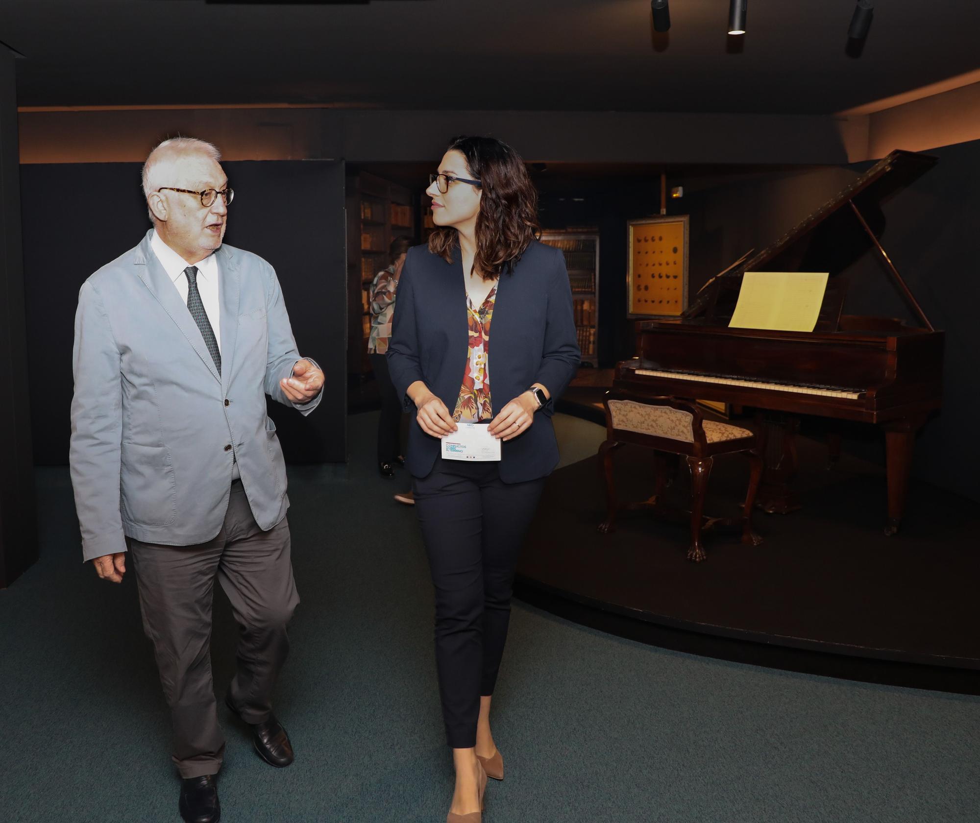 Luis Boyer y Aitana Mas frente al piano de Oscar Esplá