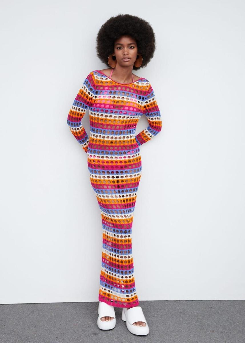 Vestido de rayas multicolor de crochet de Mango