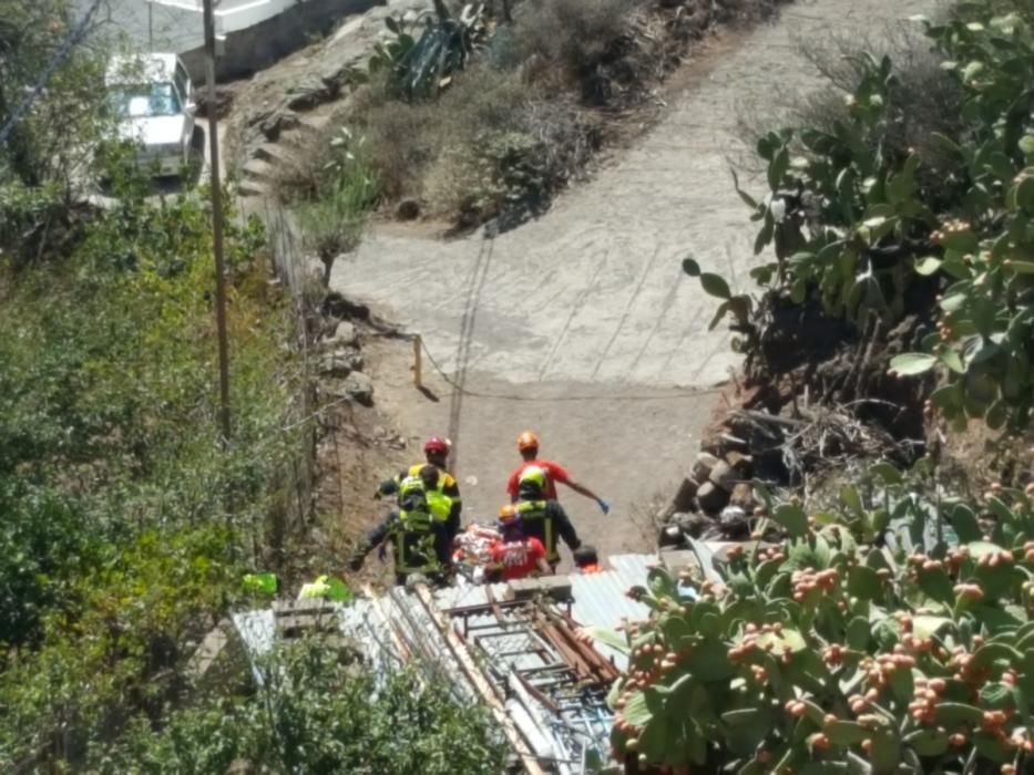 Un coche cae por un desnivel en Gáldar