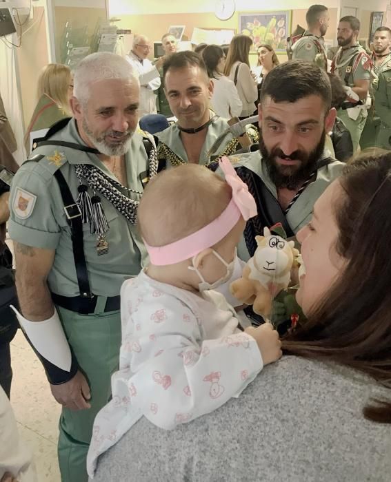 Legionarios en el Hospital Materno junto a los niños.