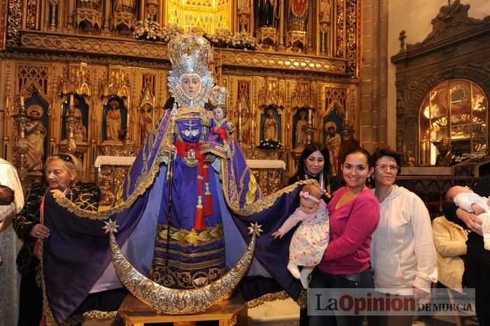 Los niños pasan por el manto de la Fuensanta