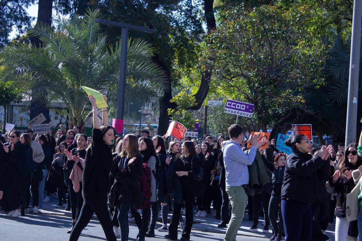 Protesta de los estudiantes y profesores frente a Convalecencia, este viernes.