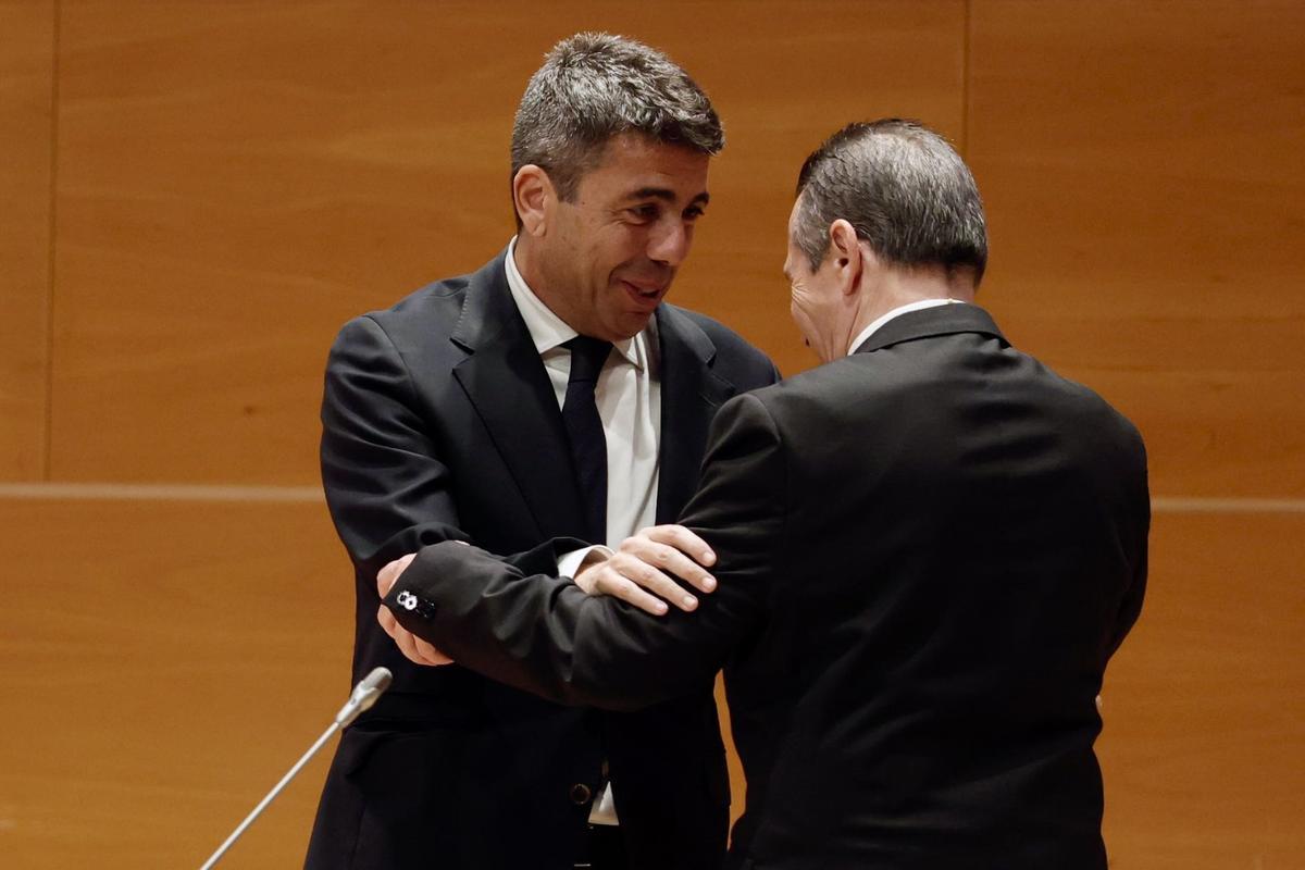 Carlos Mazón abrazando al rector de la UPV, José Capilla, durante el acto de toma de posesión de este último.