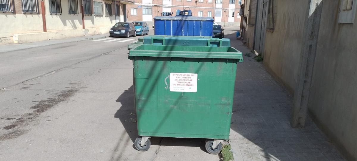 Pegatinas intaladas en los contenedores de basura para concienciar sobre la recogida