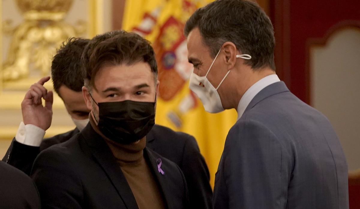 Gabriel Rufián junto a Pedro Sánchez.