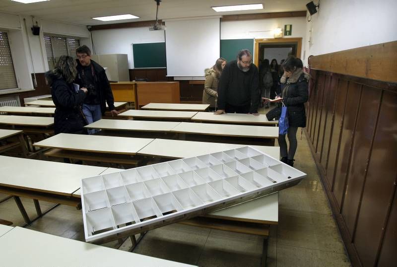 Fotogalerías del foco caído en un aula de la Facultada de Filosofía y Letras de Zaragoza