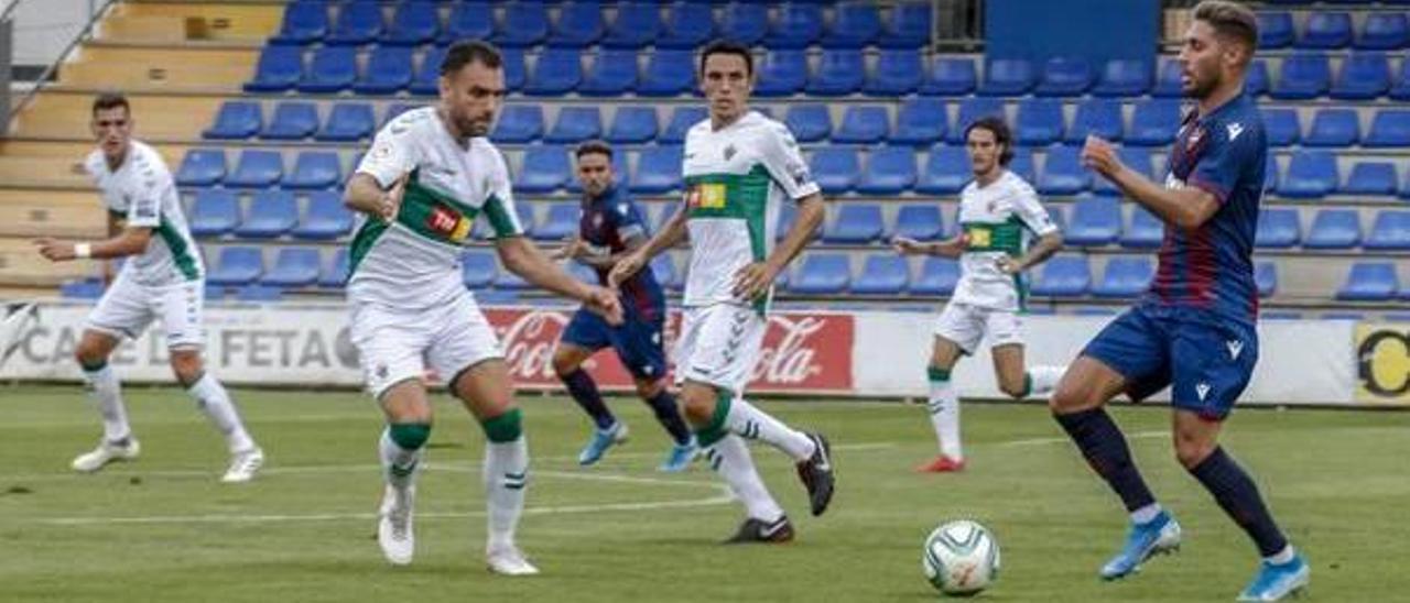 Gonzalo Verdú y Ramon Folch tratan de frenar un avance de Rochina durante el partido de ayer.