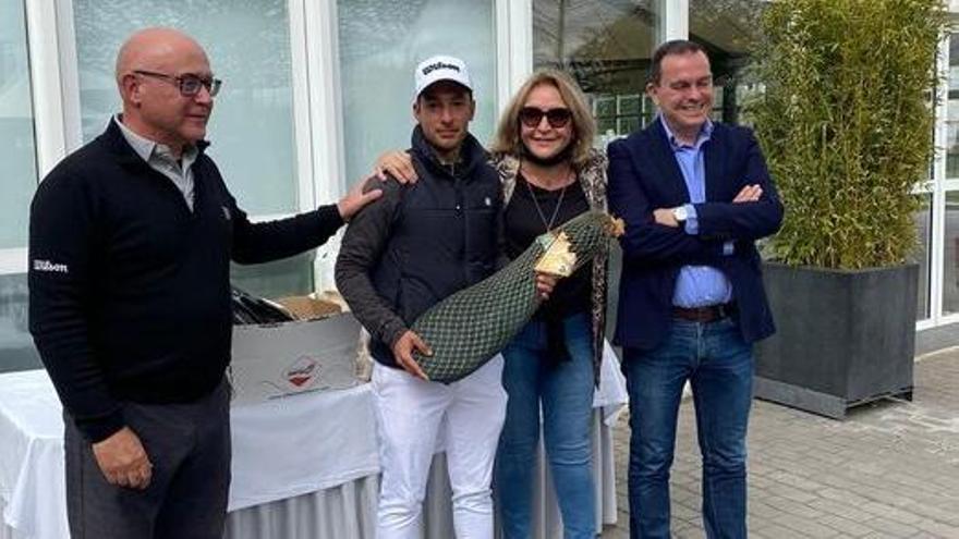 Magariño recibe su trofeo como campeón de scratch en el campo de Valderrey.