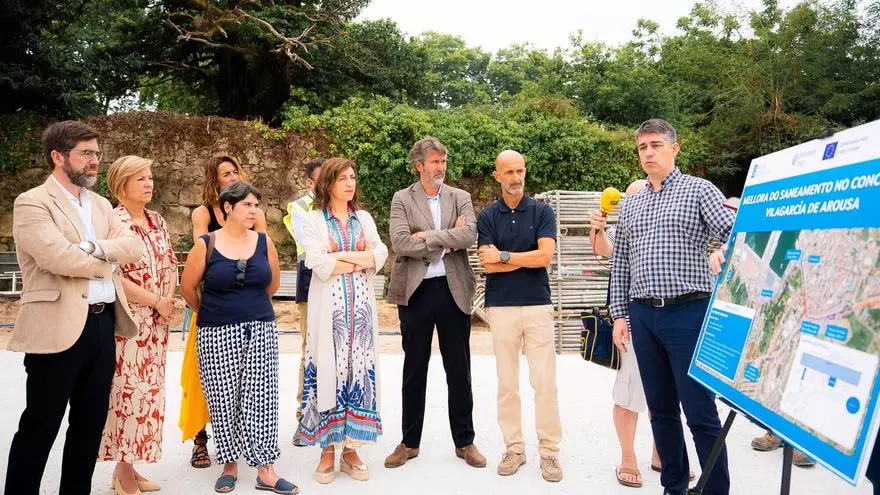 La conselleira de Medio Ambiente y el alcalde de Vilagarcía visitaron las obras de saneamiento de la zona del río de O Con