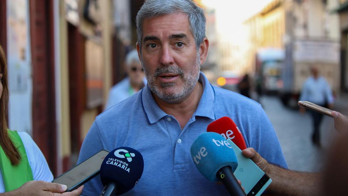 Fernando Clavijo atiende a los medios de comunicación en La Palma. | | EFE