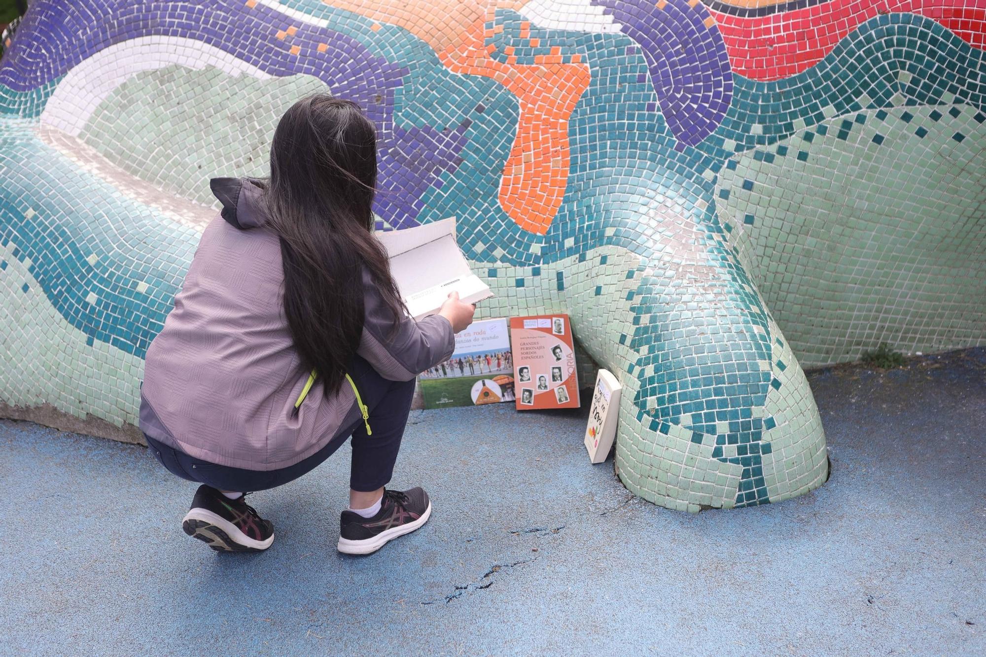 Suelta de libros en A Coruña con motivo del Día del Libro