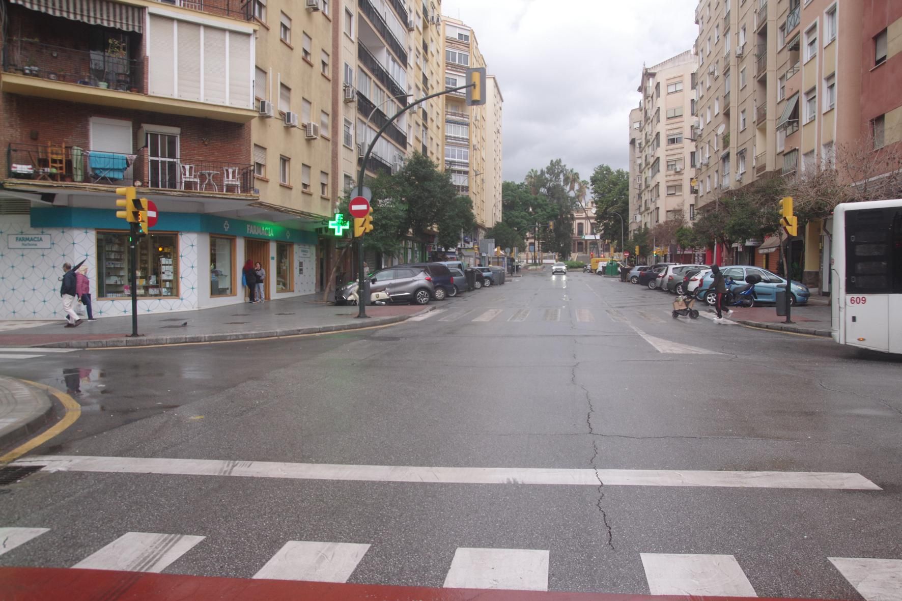 Calles prácticamente vacías en Málaga capital ante la alerta roja por riesgo de importantes tormentas