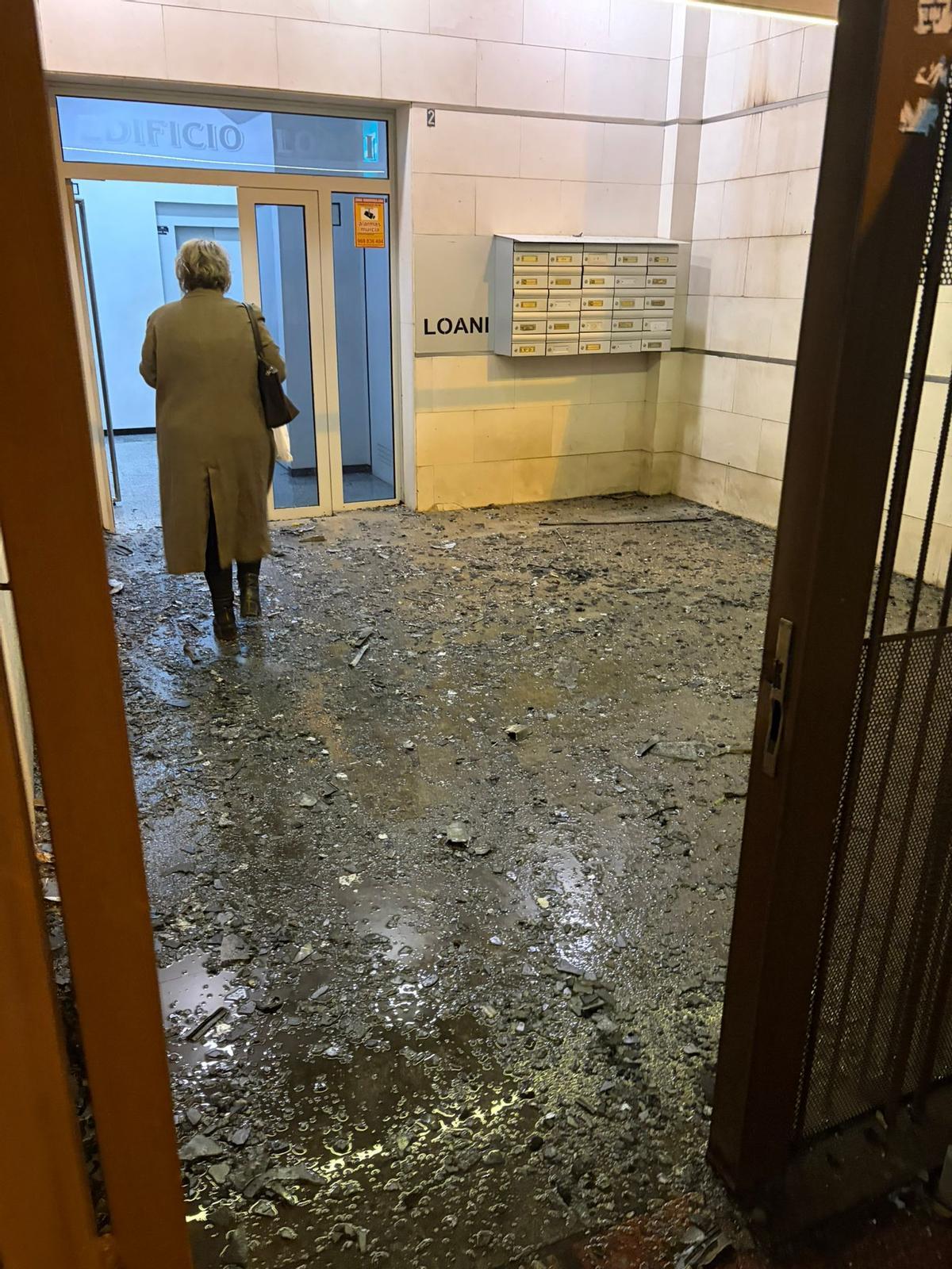 La entarada del edificio cubierta de cristales por el incendio