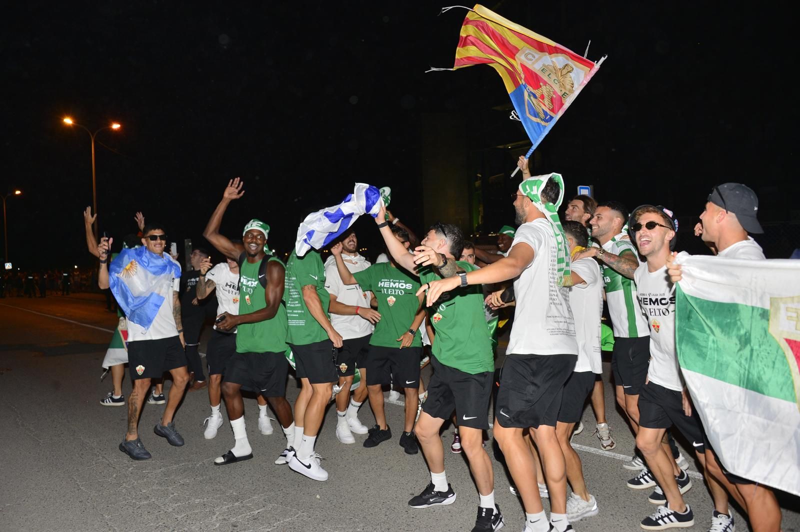 La afición del Elche recibe a los héroes del ascenso a su llegada al Martínez Valero