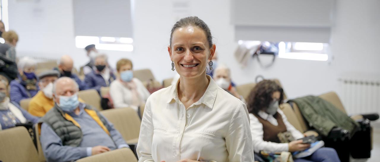 Jessica González Ardura, ayer, en el centro municipal de El Coto, antes de su conferencia.