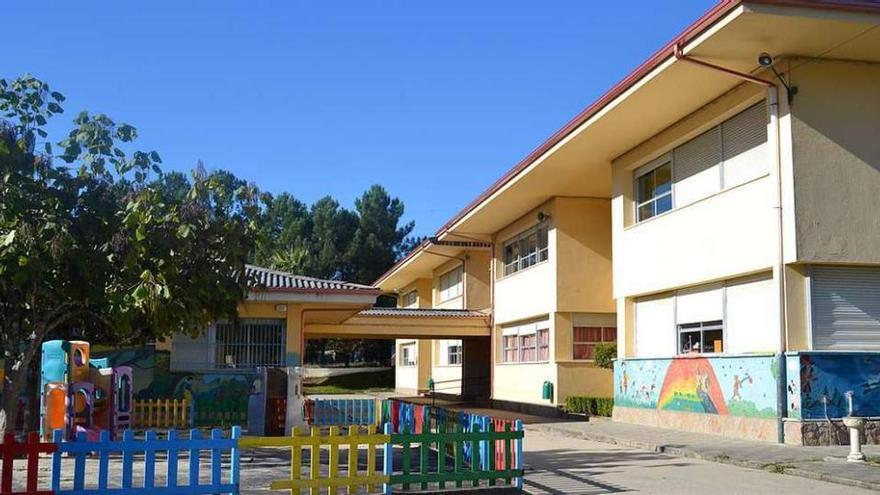 Vista del exterior del colegio Outeiro das Penas, en Cesantes, cuyo tejado se reformará en un mes. // FdV