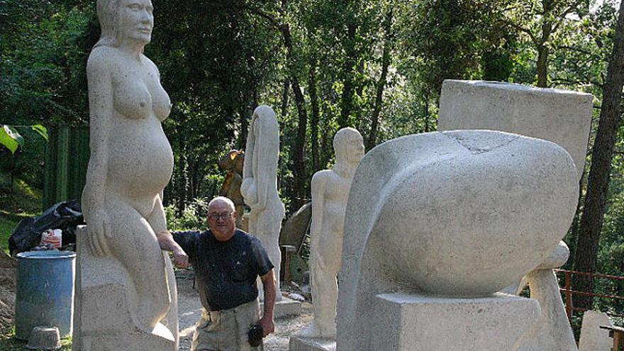 Una imatge de les escultures eròtiques que es troben al bosc de Can Ginebreda, al costat, el seu autor.