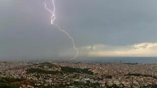 Un temporal de lluvia y granizo barre Catalunya y corta tres líneas de Rodalies