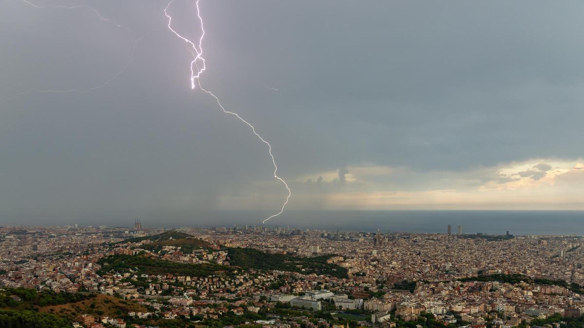 Fotos tomadas desde el Observatori Fabra durante la tormenta que ha cubierto Barcelona esta tarde Fotos tomadas desde el Observatori Fabra durante la tormenta que ha cubierto Barcelona esta tarde