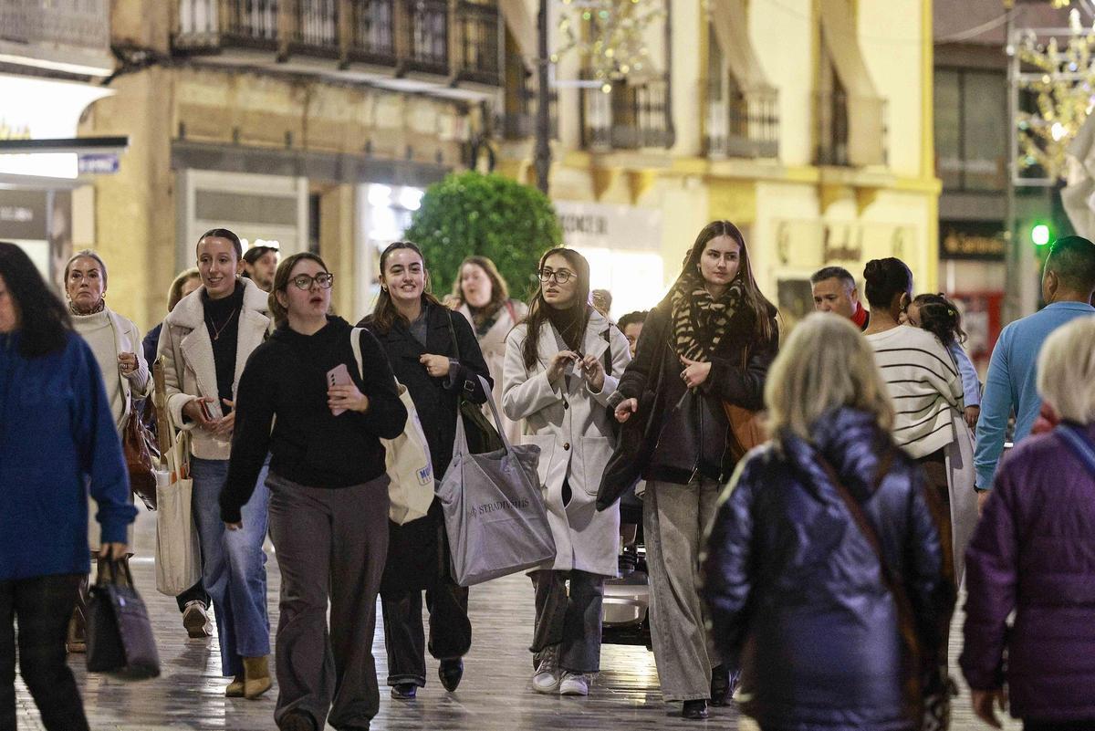 En Cartagena también se vio a personas comprando por las calles del casco histórico.