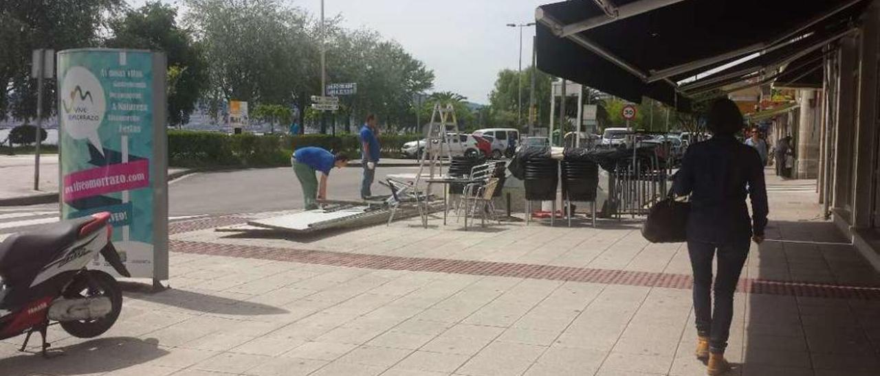 Retirada, ayer, del cierre de una terraza en el casco urbano. // Santos Álvarez