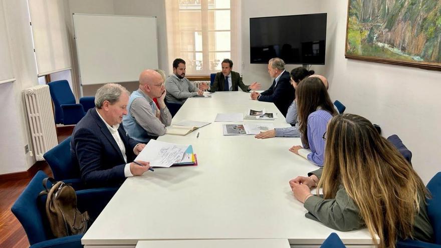 El concejal Nacho Cuesta, en la cabecera de la mesa, y el director de Urbanismo, Jorge Mier, a la izquierda, ayer,  durante la reunión con miembros de la plataforma Fábrica de Gas e Ideas.