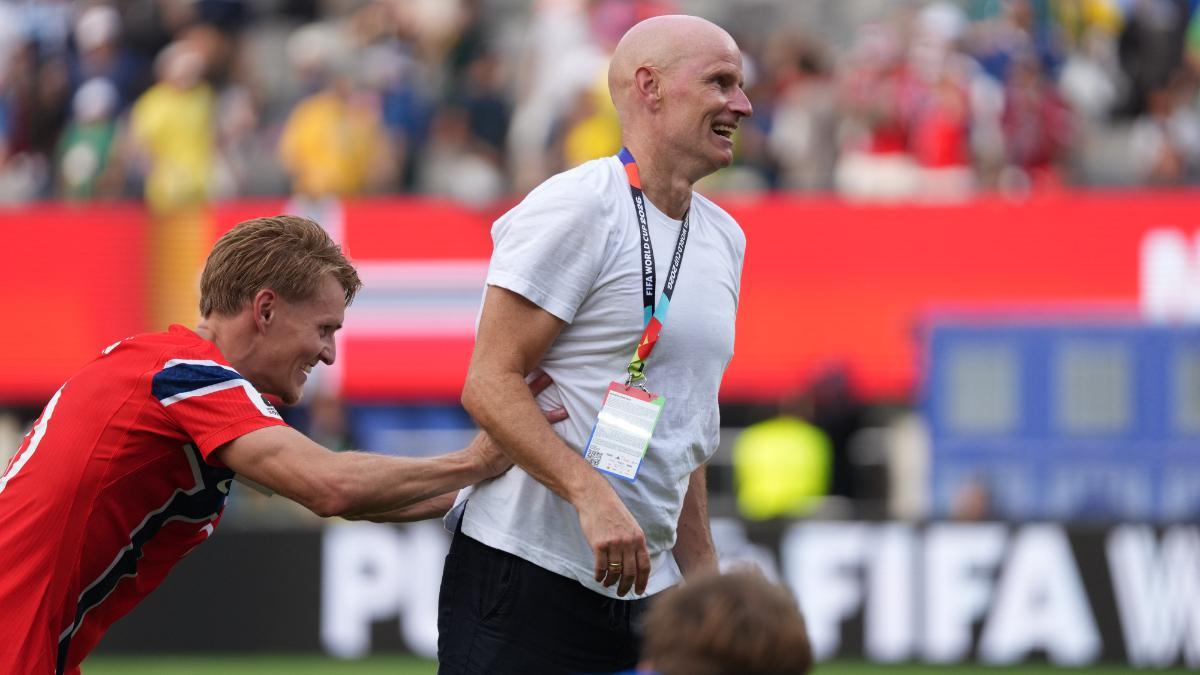 Solbakken y Odegaard celebran la clasificación a cuartos de final tras eliminar a Brasil