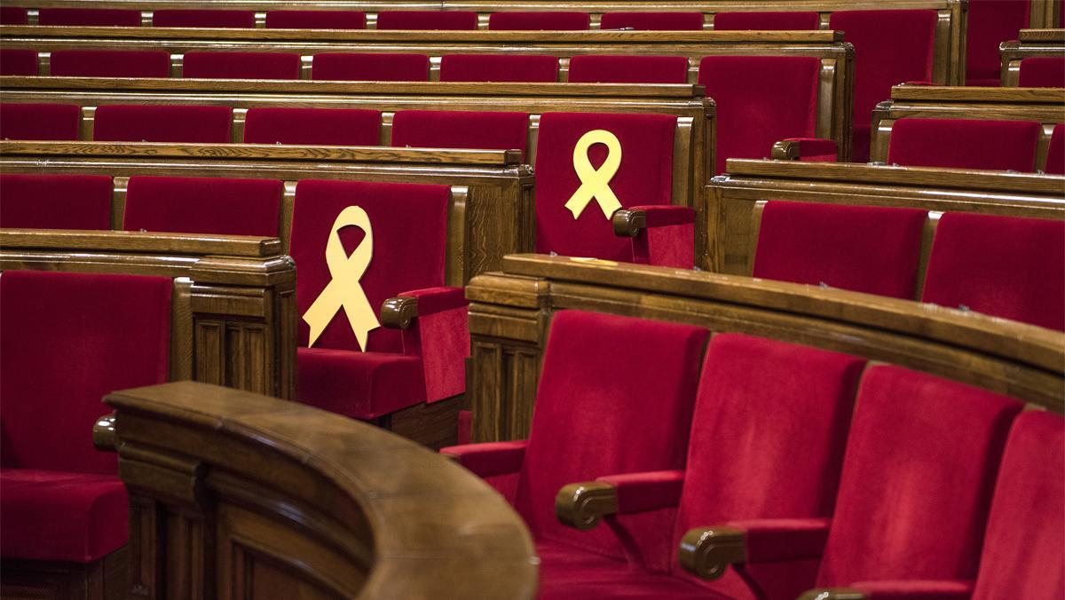 L’hemicicle del Parlament amb dos llaços grocs.