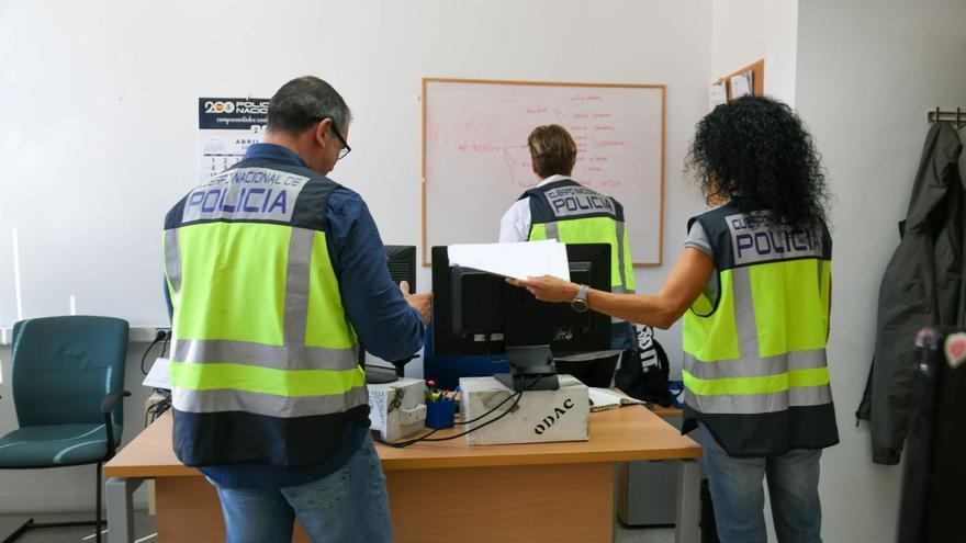 El grupo de la Unidad de Delitos Informáticos analizan los datos sobre una investigación en su despacho de la Comisaría de Zamora.