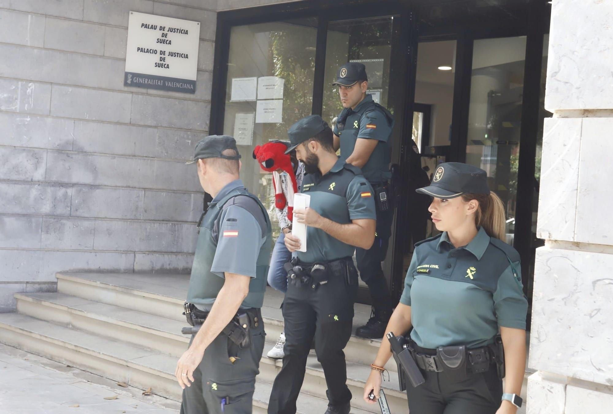 La joven detenida por matar a un hombre en Cullera sale de los juzgados de Sueca