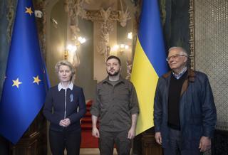 Von der Leyen y Borrell visitan Bucha y prometen a Zelenski acelerar su adhesión a la UE