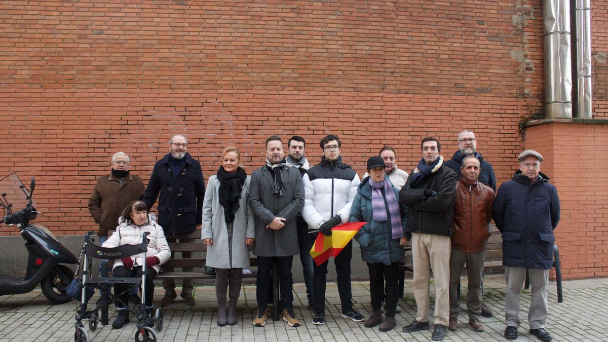 Representantes y simpatizantes de Vox frente a la sede del PSOE de Zamora en el Día de la Constitución